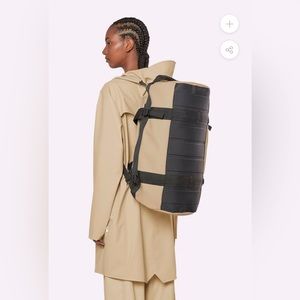 RAINS UNISEX DUFFEL BAG SMALL IN SAND